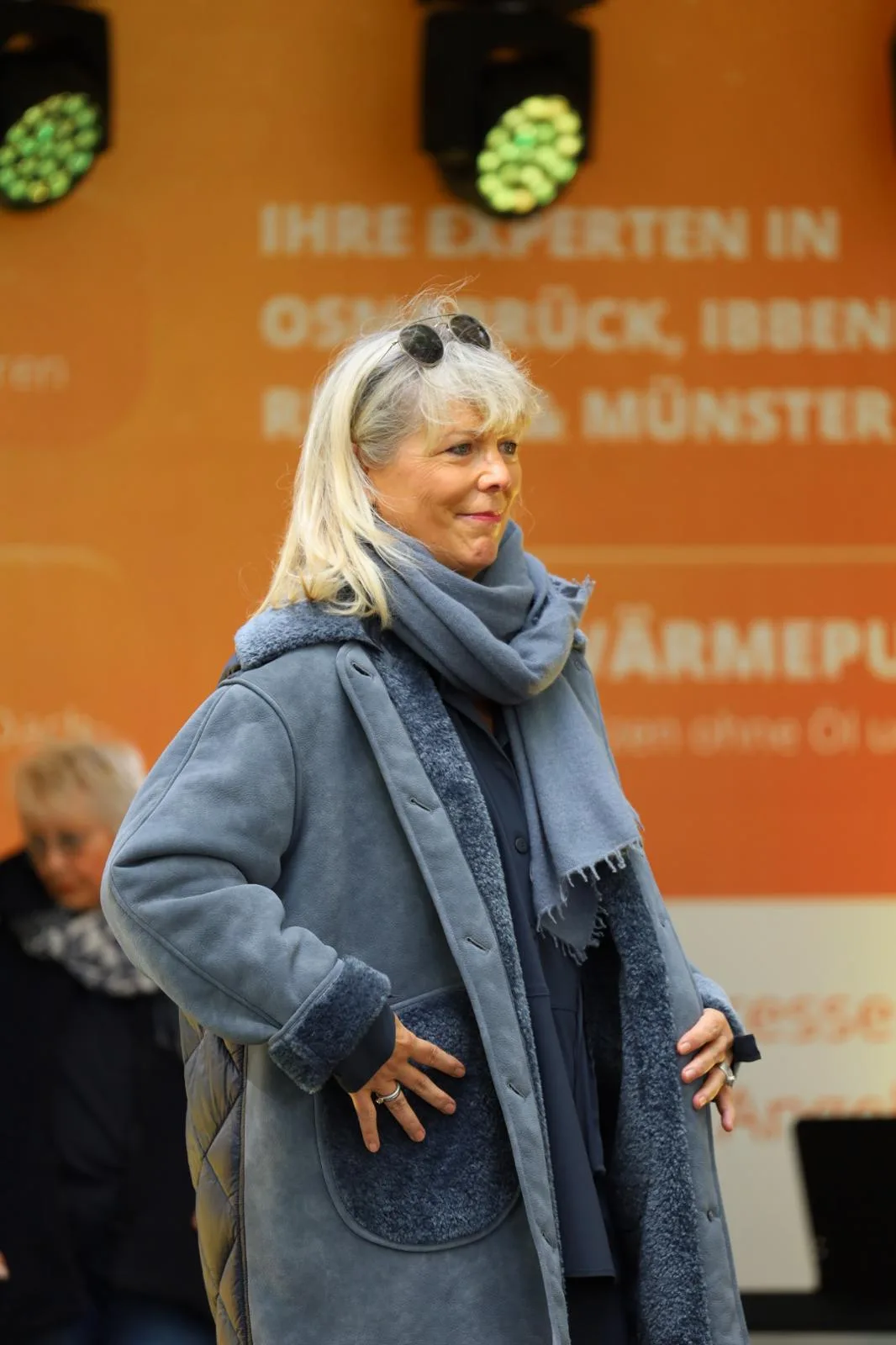 Grauer Look mit Schal auf der Modenschau 2026